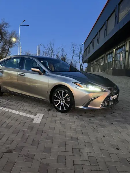 Lexus ES 2021 г. 69000 км