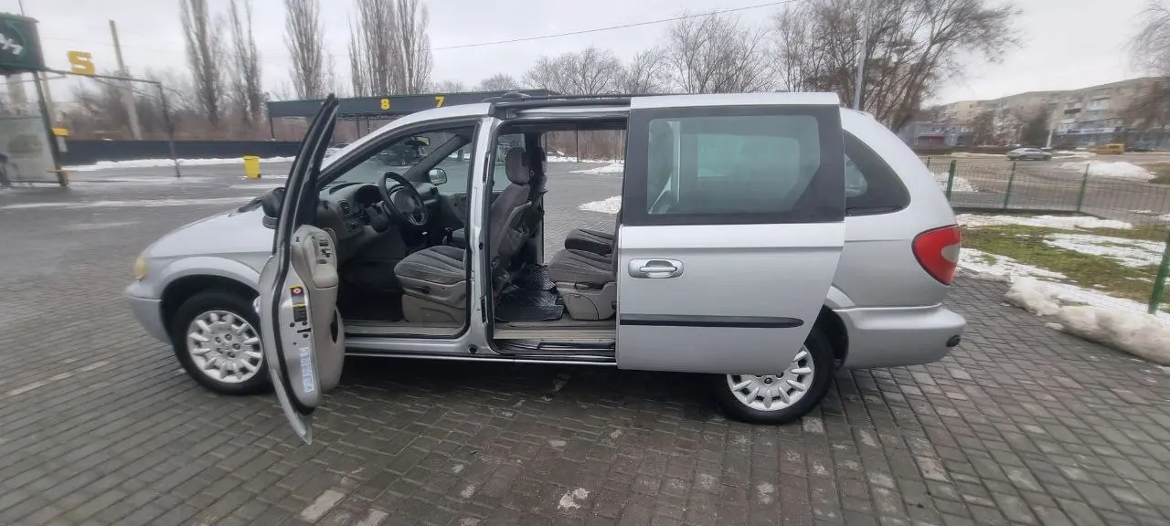 Chrysler Grand Voyager 2003 г. 300 км
