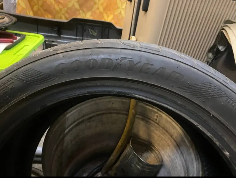 Продам пару шин Goodyear
