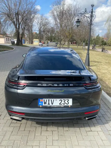 Porsche Panamera 2018 г. 130000 км