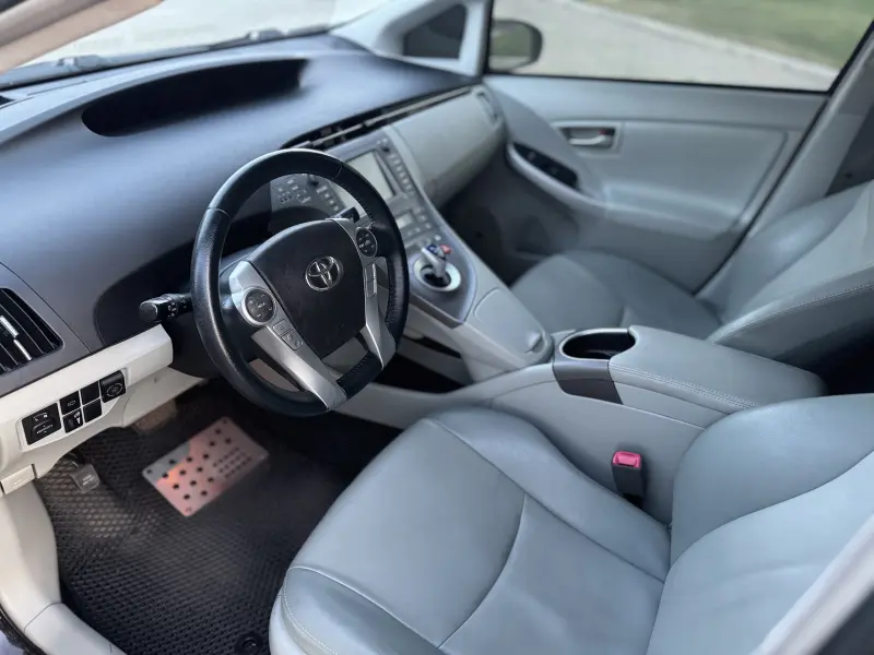 Toyota Prius 2012 г. 1 км