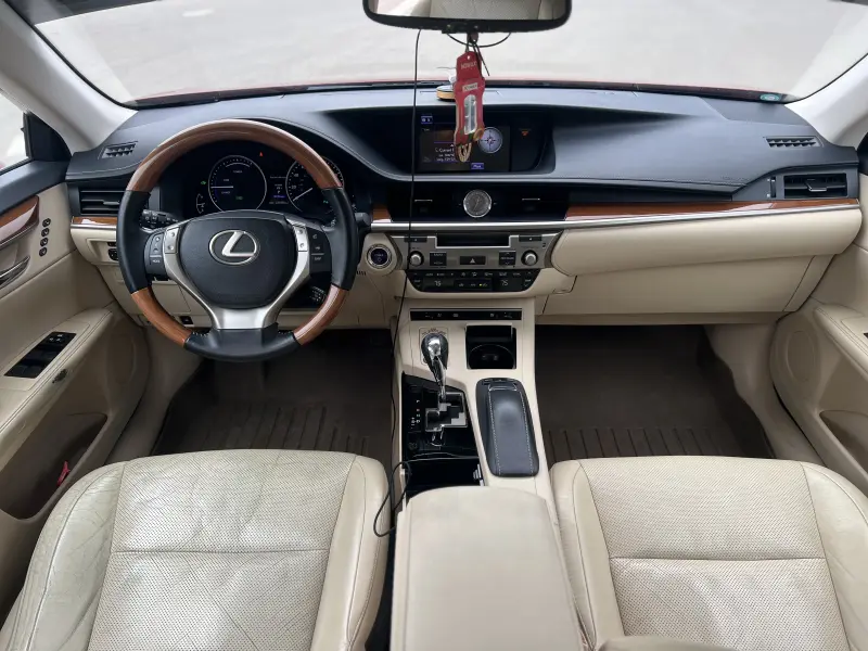 Lexus ES 2012 г. 230000 км