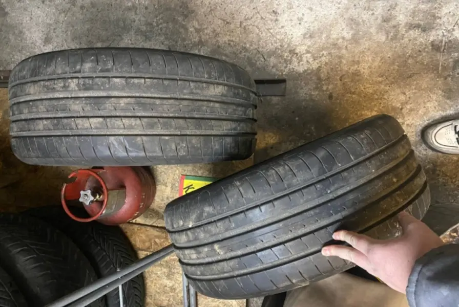 Продам пару шин Goodyear