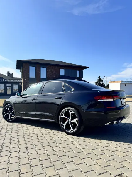 Volkswagen Passat 2020 г. 215000 км