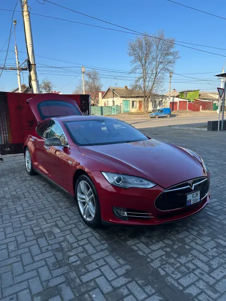 TESLA S 2014 г. 107000 км